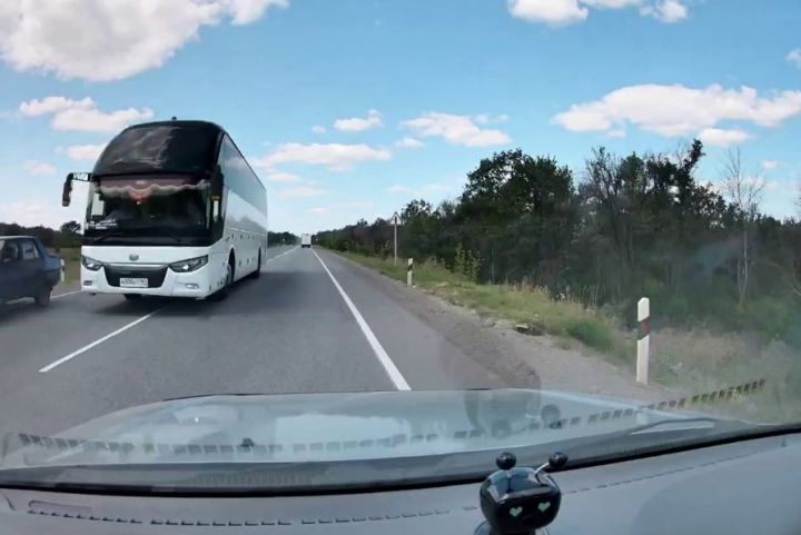 Автобус «Стаханов - Москва» чуть не устроил лобовое столкновение на трассе в ЛНР (видео) 