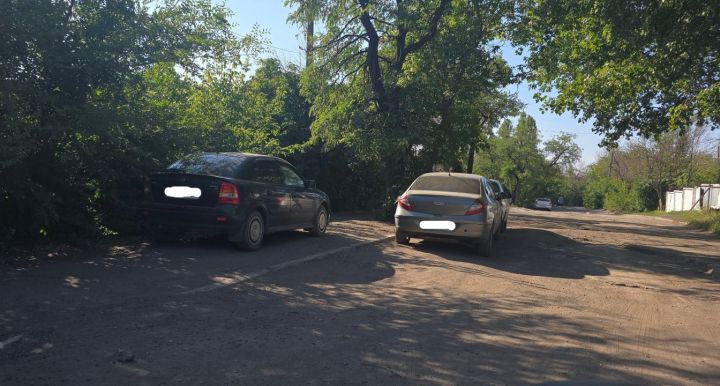 Автомобили, автомобили, буквально всё заполонили: в Алчевске машины «оккупировали» тротуары