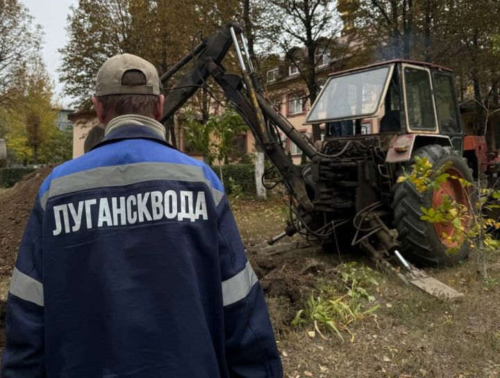«Вода течет, но не в дома»: жители Алчевска восемь дней ждут ремонта поломки, а «Лугансквода» разводит руками