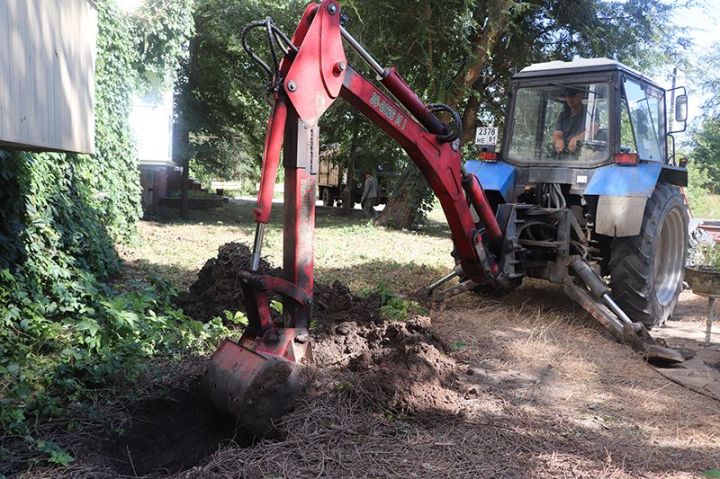 Вода текла под фундамент дома долго: в Свердловске устранили серьёзный порыв на водоводе