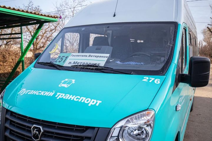 Осадки прямо в салоне: пассажиры одной из маршруток Луганска показали протекающие крыши 
