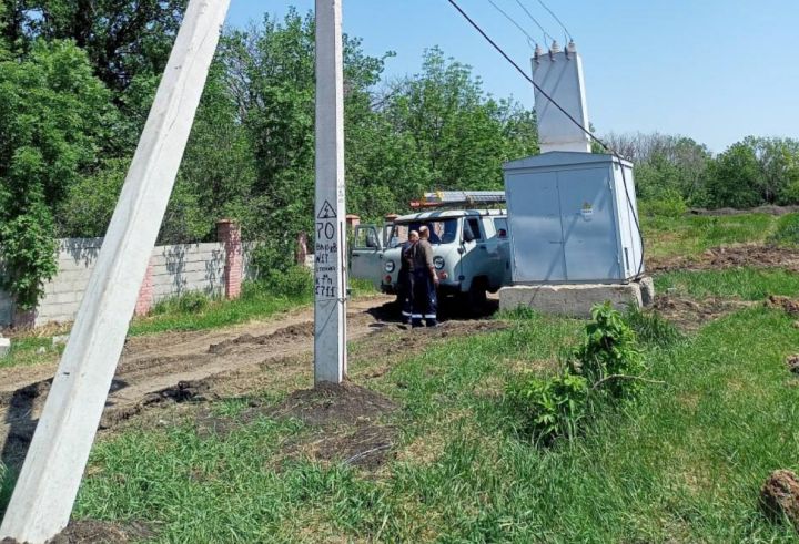 В шаге от ужасной аварии: в Луганске из столба с электричеством начала хлестать вода 