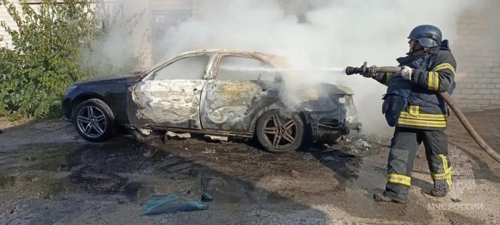 В ЛНР вспыхнул пожар около частного дома после атаки БПЛА: жилище удалось спасти