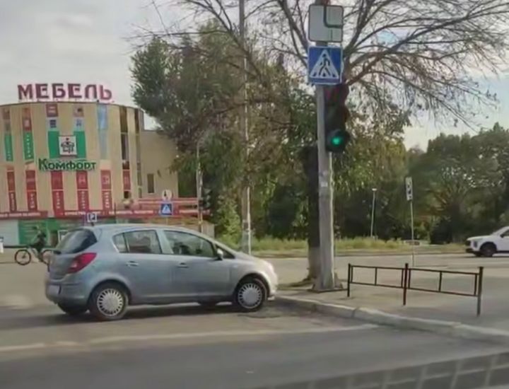 В Луганске водитель оставил машину у светофора при свободной парковке