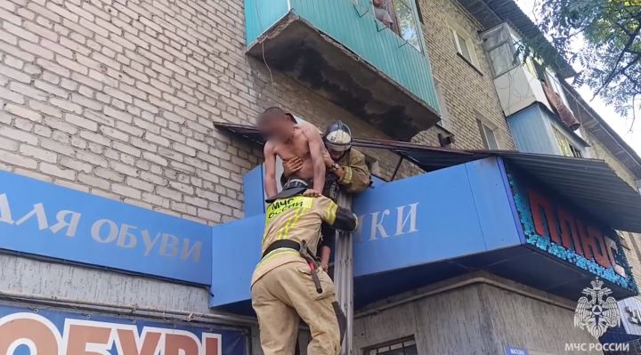 В ЛНР мужчина выжил после падения с 4-го этажа на крышу магазина