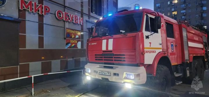 В центре Свердловска сгорел магазин одежды