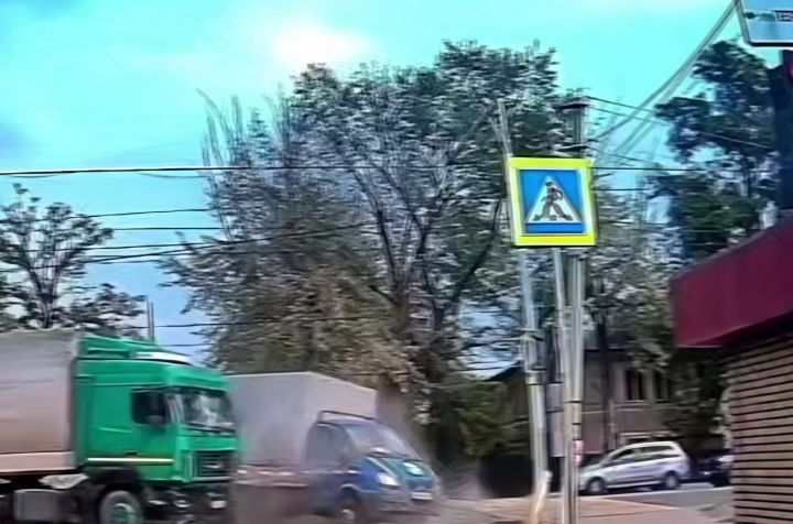 Жесткое столкновение фуры и «Газели» в Краснодоне попало на видео