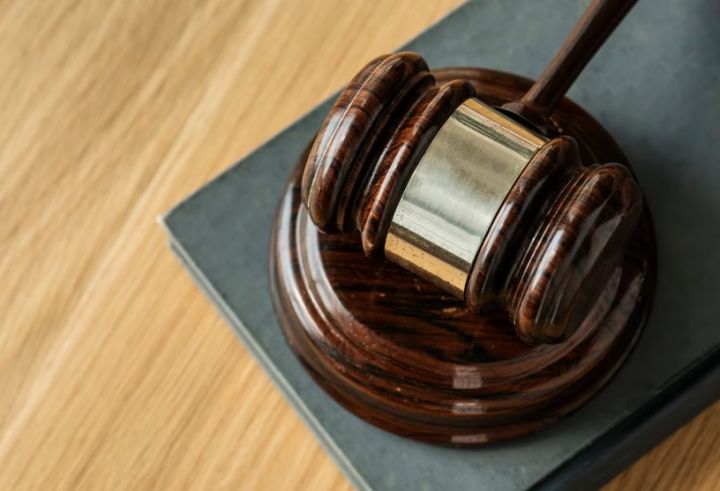 Экс-глава райсуда в ЛНР пойдет под суд за взятку в размере 4,4 млн рублей