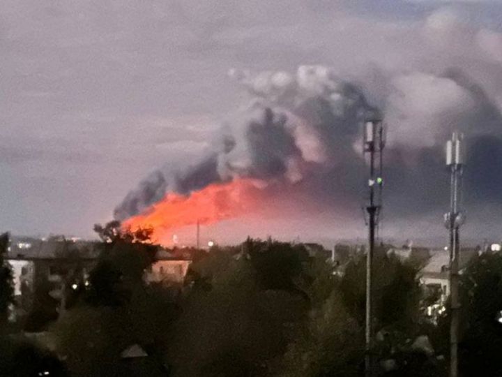 В Луганске после взрывов произошло возгорание в районе крупного ТЦ