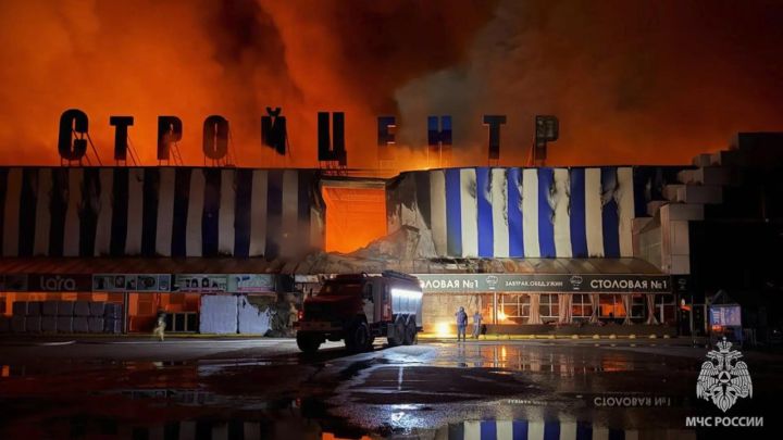 Более 27 тысяч квадратных метров в огне: пожар в луганском «Стройцентре» удалось локализовать