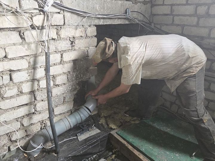 В Свердловске затопило подъезд многоэтажки после дождя
