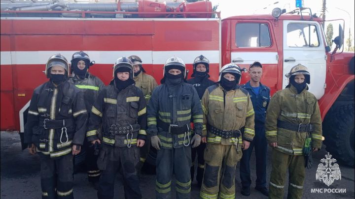 В ЛНР ночью горела многоэтажка: пожарные спасли пятерых, 4 их них - дети