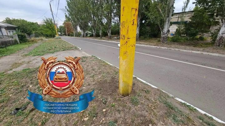 В Брянке молодой бесправник-мотоциклист влетел в столб: есть пострадавшие