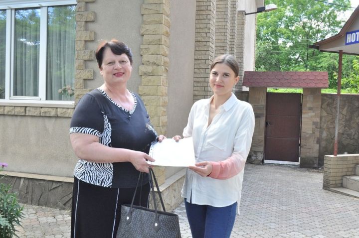 Жительница Стаханова, потерявшая жильё, въезжает в новую квартиру