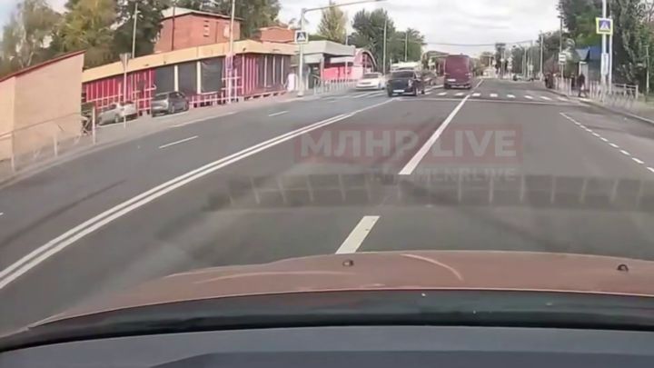 Мгновение до ДТП: в Луганске водитель пошел на обгон по встречке