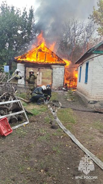 В Краснодонском округе спасатели отстояли от огня жилой дом