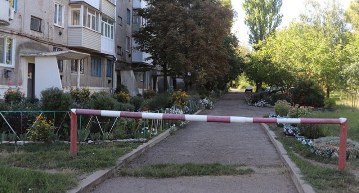 Пройти можно, проехать – нельзя: о препятствиях для авто во дворах многоэтажек Краснодона