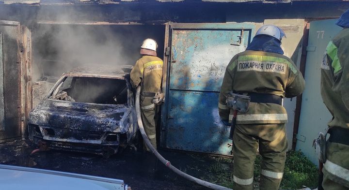 В Свердловске горел гараж: машину спасти не удалось