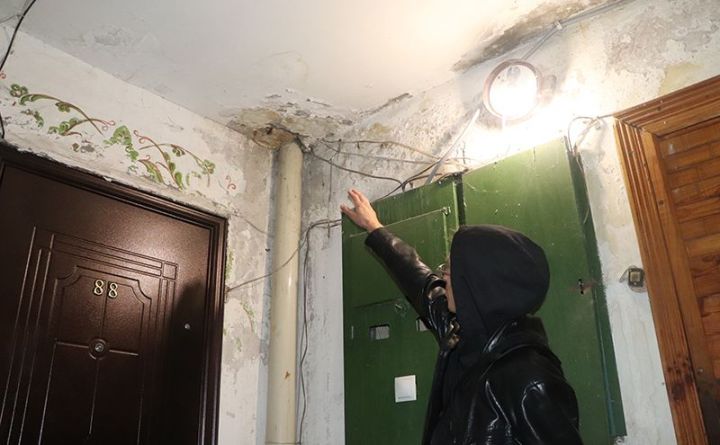 Многоэтажку в Молодогвардейске топит после начала ремонта крыши 