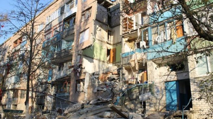 Две многоэтажки Первомайска повреждены в результате обстрела ВСУ