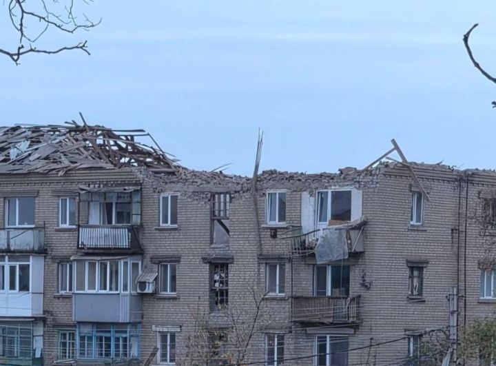 Накануне похолодания: БПЛА оставил без крыши многоквартирный дом в Красном Луче