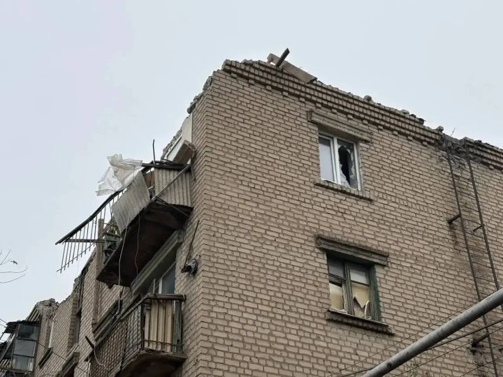 БПЛА ударил по многоэтажке в Красном Луче: сотрудники МЧС спасли из-под завалов женщину