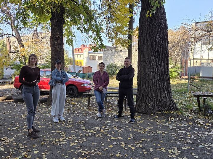 «Тополь стоит на месте»: как свердловчане пытаются «ликвидировать» аварийное дерево