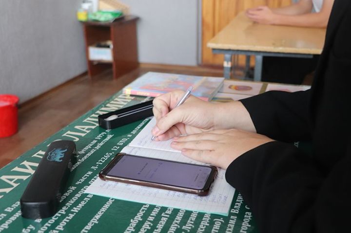 Вкалывают роботы, а не человек: как в школах Свердловска относятся к ИИ?