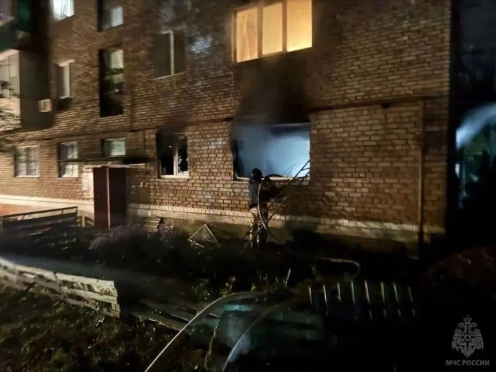 Шестилетний ребёнок едва не задохнулся дымом из-за пожара в многоэтажке в ЛНР 