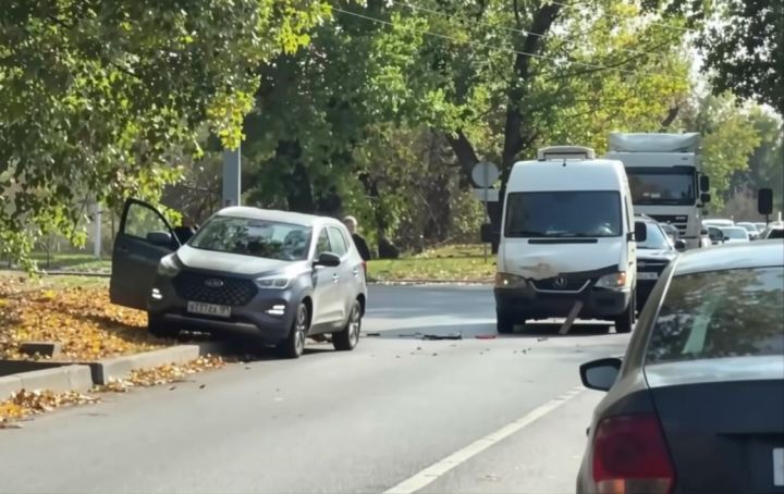 В Луганске около моста произошло ДТП - соцсети