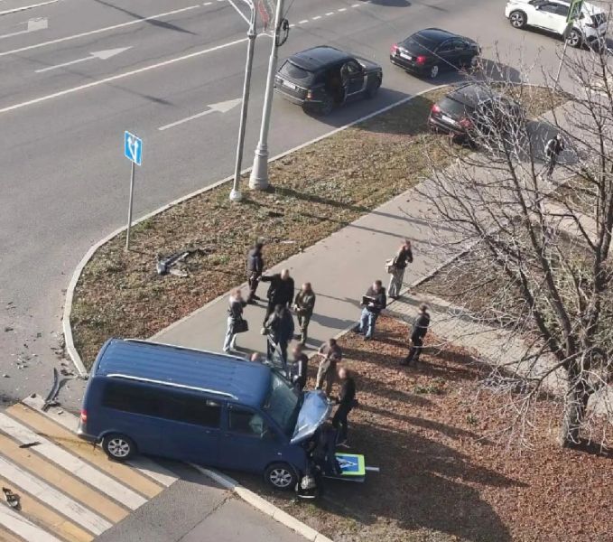 В Луганске произошло ДТП: микроавтобус снёс дорожный знак