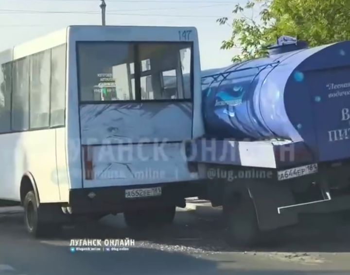 Маршрутка попала в ДТП с водовозом в Луганске, получив серьёзные повреждения