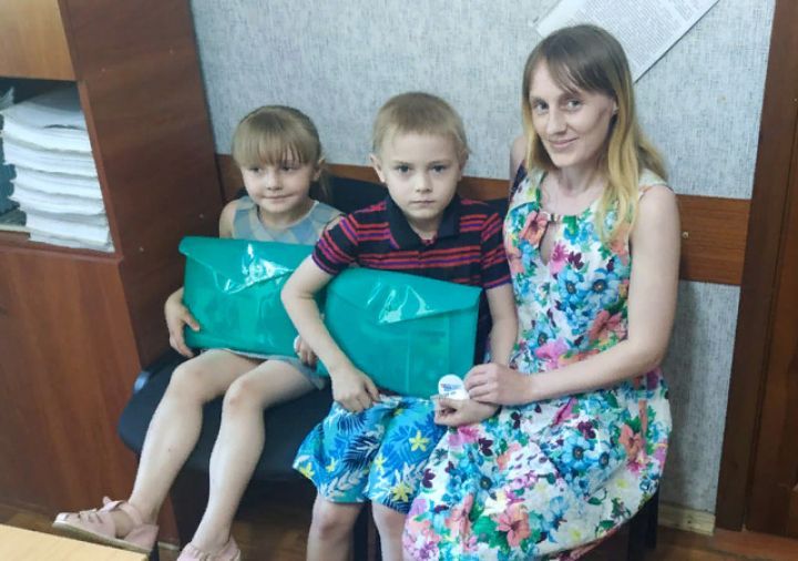 Маленьким беженцам в Славяносербском районе подарили канцнаборы