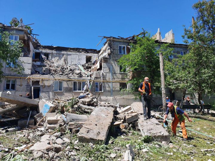 В Стаханове из-за обстрелов обрушился дом: погибли мирные жители