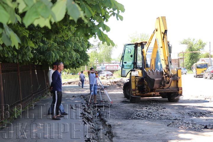 Около свердловского рынка обновят тротуар и стоянку