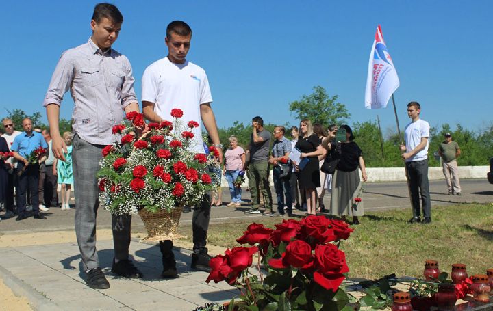 Активисты «Мира Луганщине» почтили память погибших журналистов из РФ