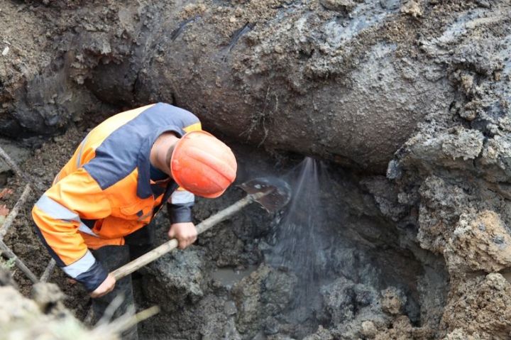 Ровеньки будут с водой: специалисты приступили к ремонту водовода
