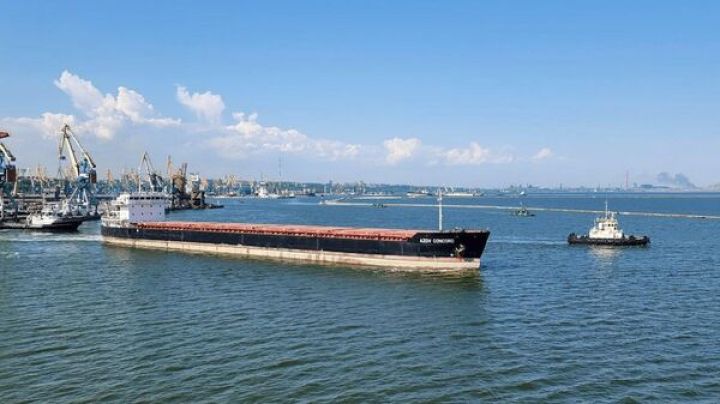 Иностранному судну удалось покинуть порт Мариуполя