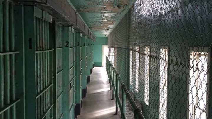 МВД в Красном Луче пресекло передачу «запрещенки» на территорию колонии