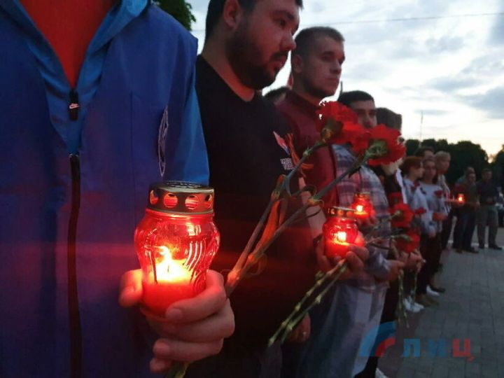 В честь годовщины начала Великой Отечественной войны в Луганске зажгли свечи