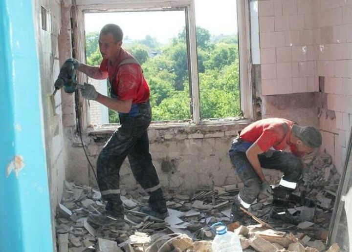 Тюменские строители приступили к работе в больнице и дворце спорта Краснодона