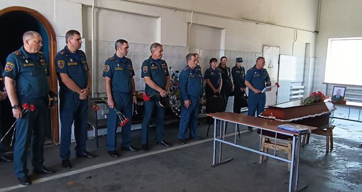 В Свердловске простились с сотрудником МЧС, погибшим при исполнении служебного долга