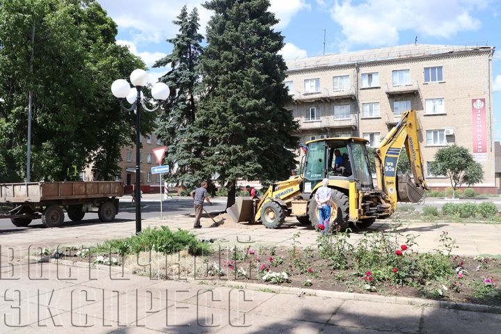 Коммунальщики облагородили территорию возле администрации Свердловска