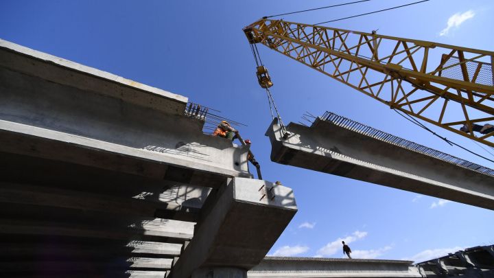 Российские строители отремонтируют мост в Меловском районе