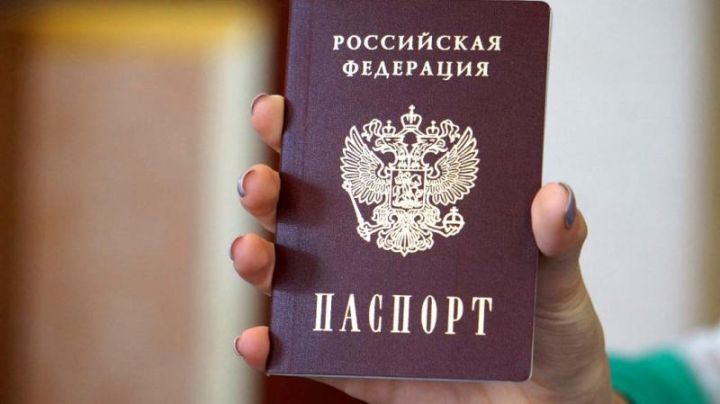 В Россию ехать больше не нужно: пункт выдачи паспортов РФ открылся в Луганске
