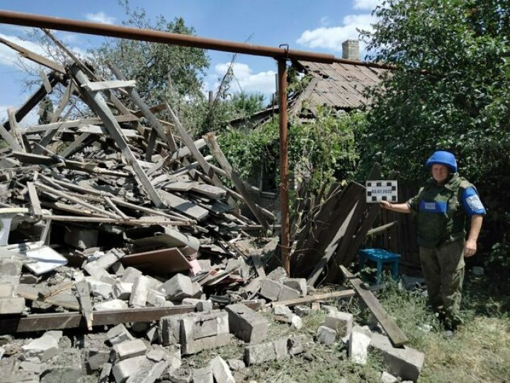 ВСУ обстрелами из системы огня HIMARS повредили жилые дома в Стаханове