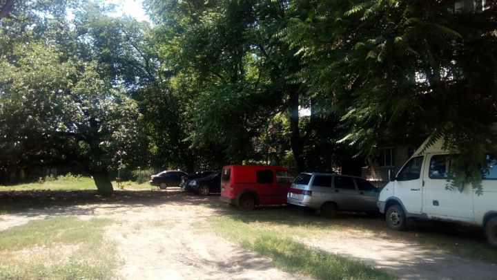 Стоянка есть, а где играть?: Луганчане просят установить детскую площадку на улице Советской