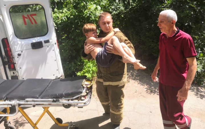 В Стаханове спасатели помогли вытащить пружину из ноги мальчика