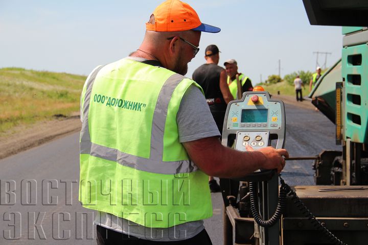 Ремонт дороги между Свердловском и Краснодоном выполняется по новым технологиям