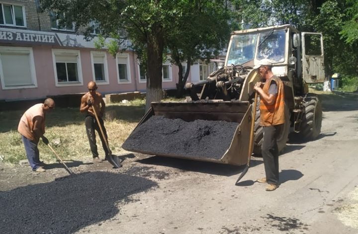 Чтоб жилось комфортно: коммунальщики продолжают облагораживать Краснодонский район